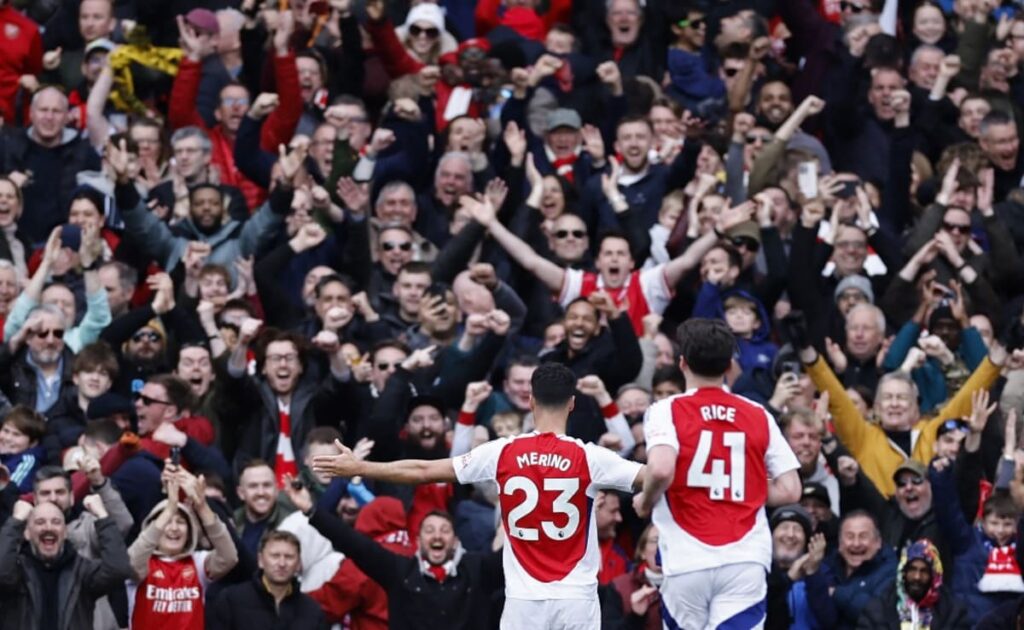 Arsenal Edge Out Chelsea, Manchester United Beat Leicester